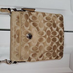 Coach tan optic print crossbody bag Like New 🌟🌟🌟🌟 7 1/2 inches X 81/2 inches